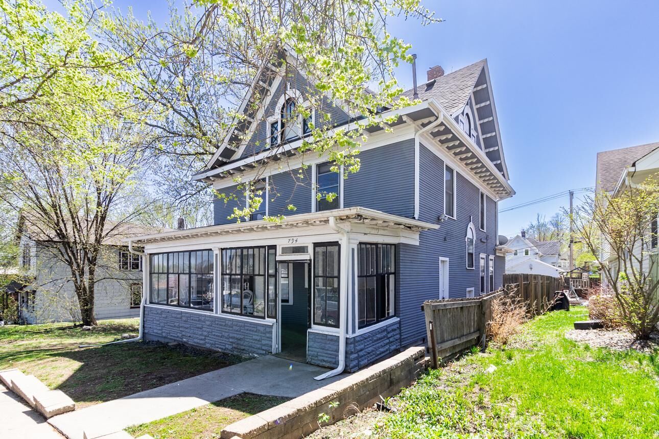 Property Photo:  794 Case Avenue  MN 55106 