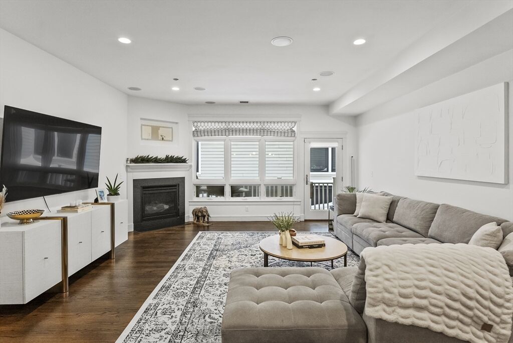 Property Photo:  350 W 2nd St 2  MA 02127 