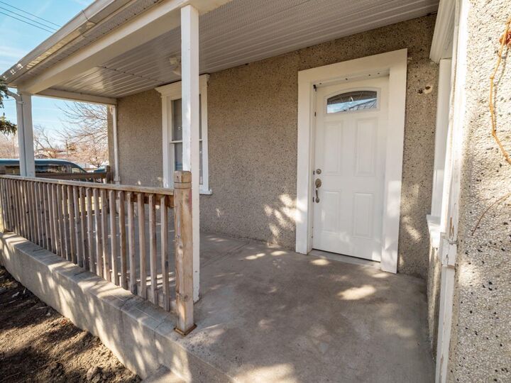 Property Photo:  313 2 Avenue W  AB T0K 0K0 