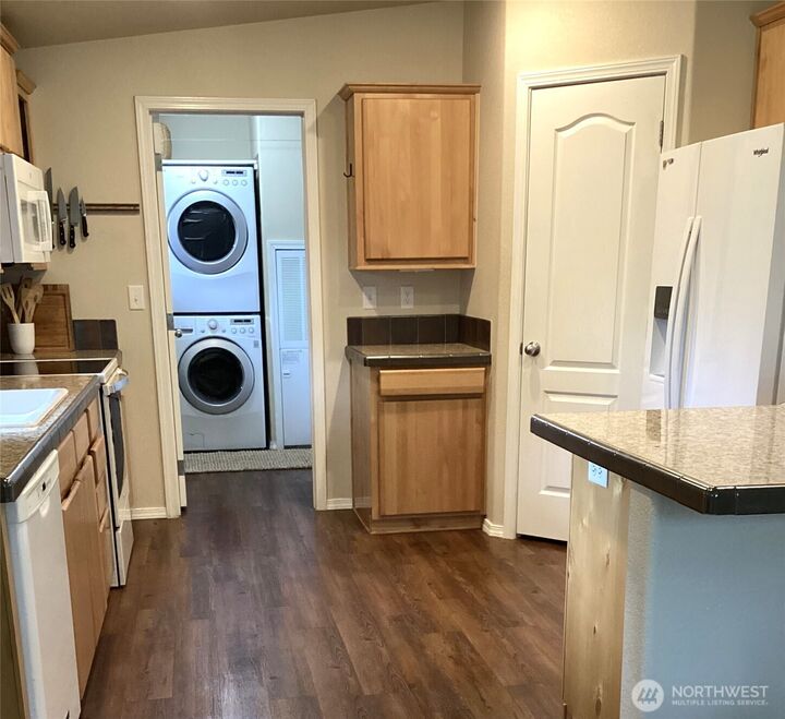 Property Photo: 4515 176th St Street SW 25 WA 98037
