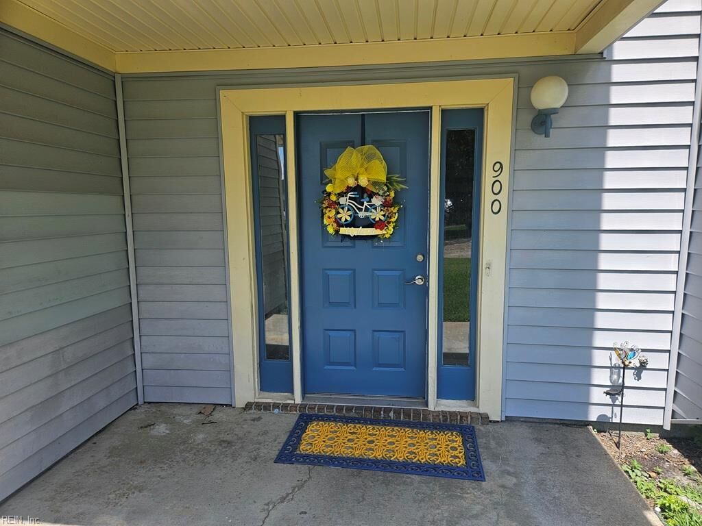 Property Photo:  900 Meadowburm Cir  VA 23452 