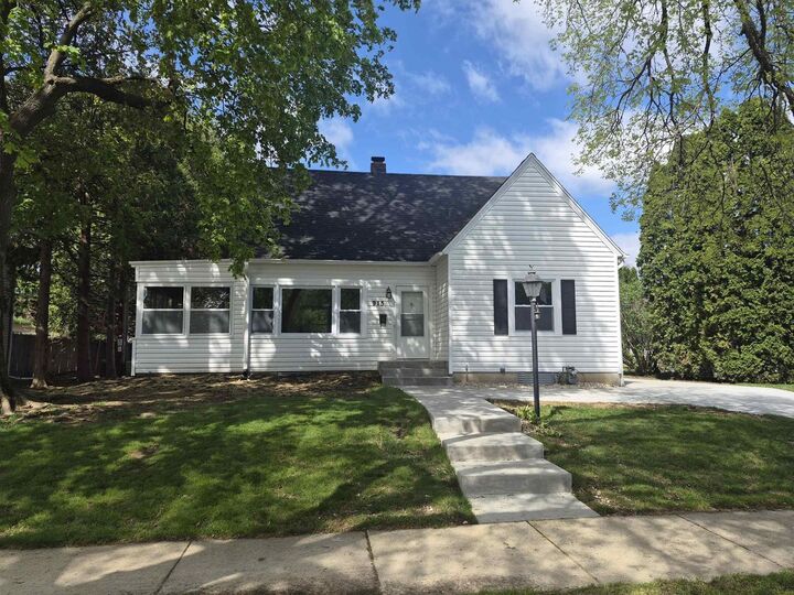 Property Photo:  915 N Fremont Street  WI 53545 