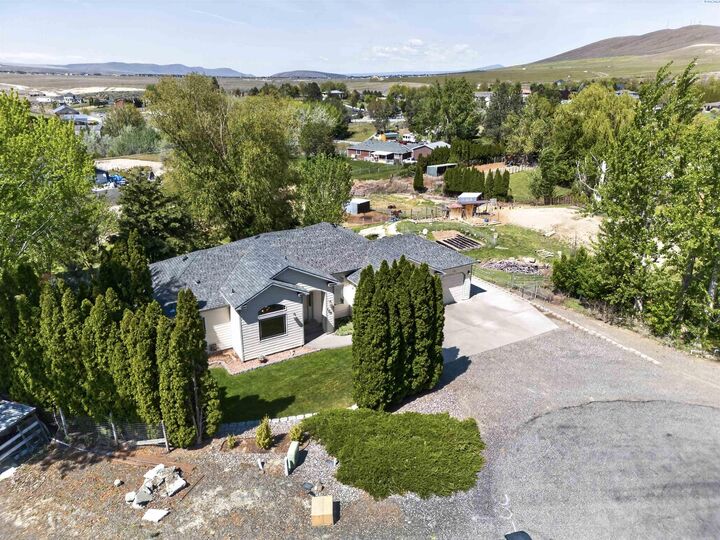 Property Photo:  100 S Etiwanda Ct  WA 99338 