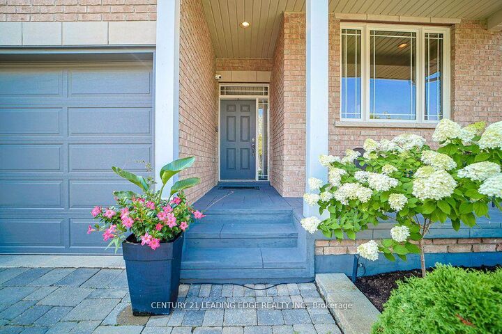 Property Photo:  204 Ivy Jay Crescent  ON L4G 0E9 