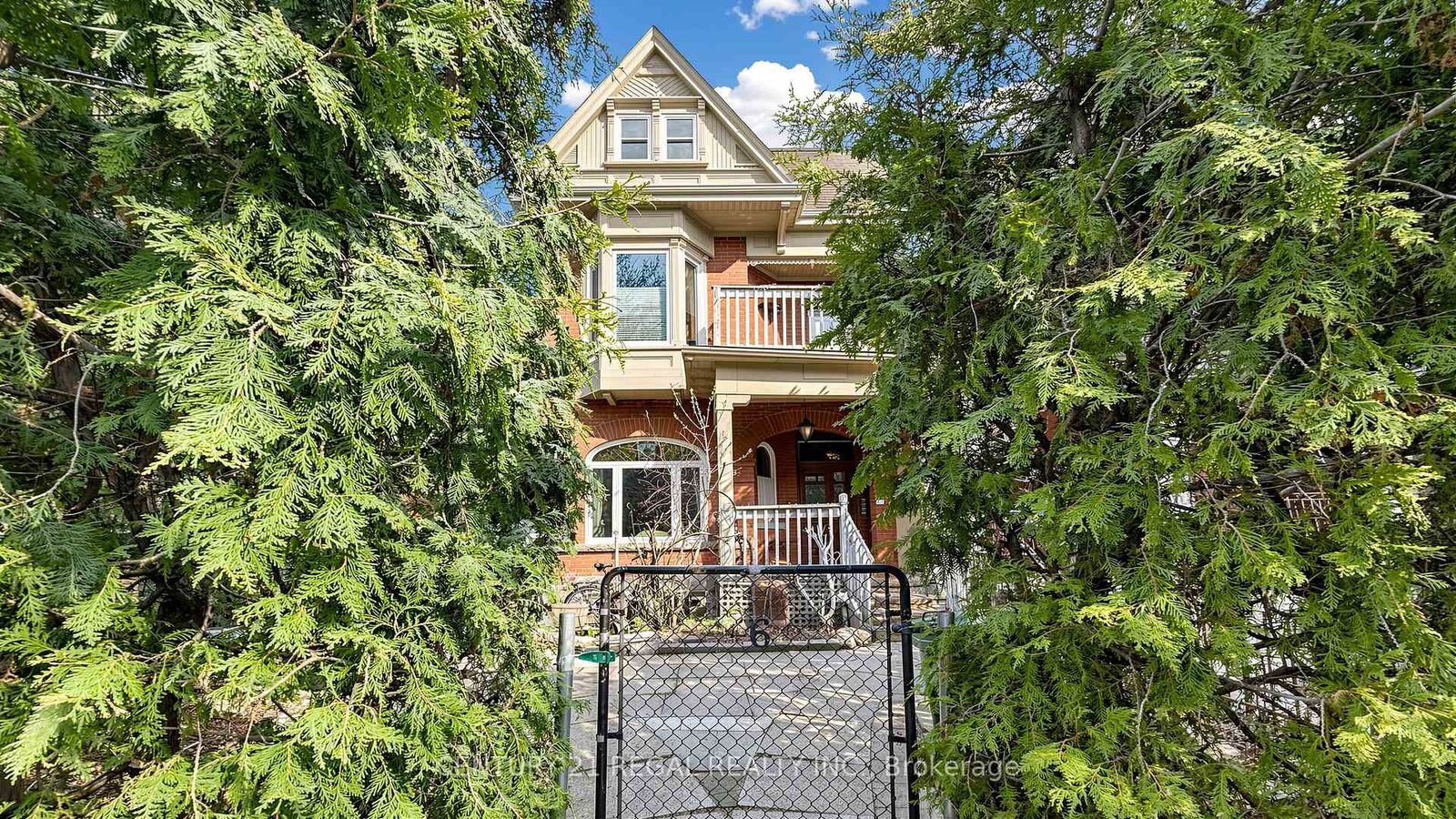 Photo de la propriété:  26 Macdonell Avenue  ON M6R 2A2 