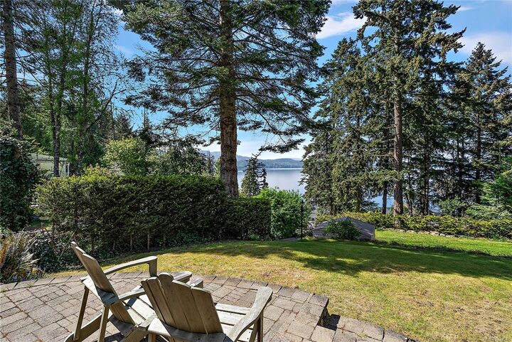 Photo de la propriété:  600 Seacliffe Rd  BC V8L 5W1 