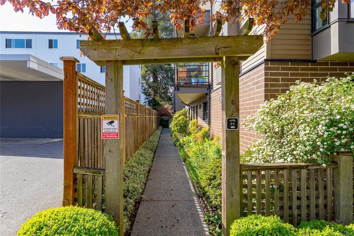 Property Photo: 1137 Meares St #5 BC V8V 3J9