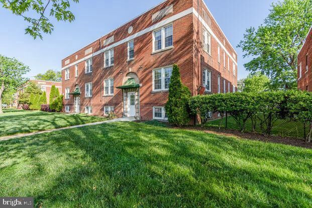 Property Photo: 410 E Glendale Avenue 10 VA 22301
