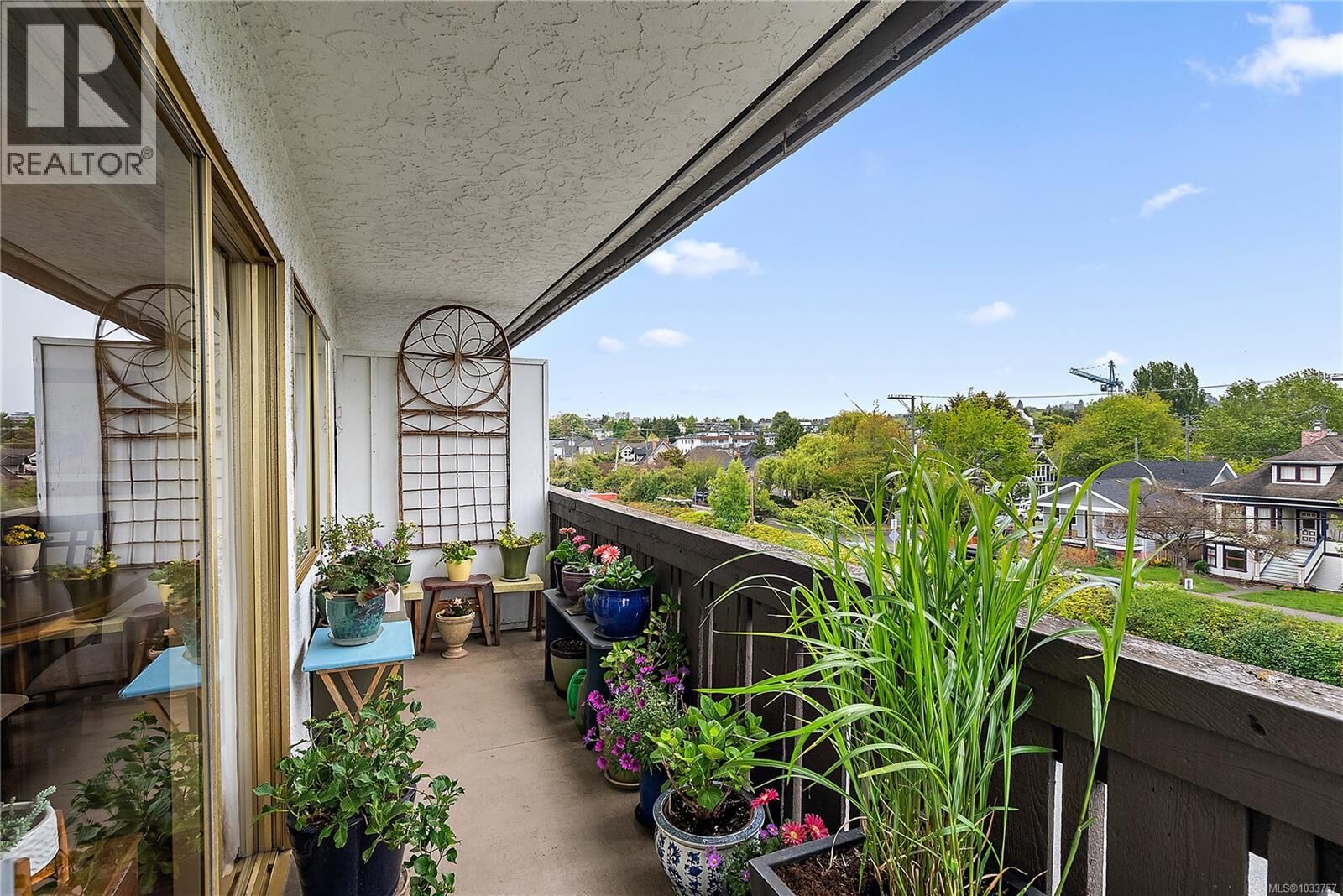 Property Photo:  964 Heywood Avenue 324  BC V8V 2Y5 
