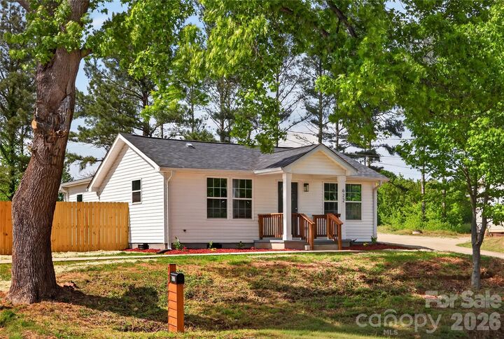 Property Photo:  622 W Catawba Avenue  NC 28120 