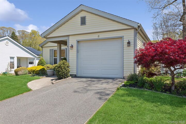 Property Photo:  8 Coventry Court  NY 11961 