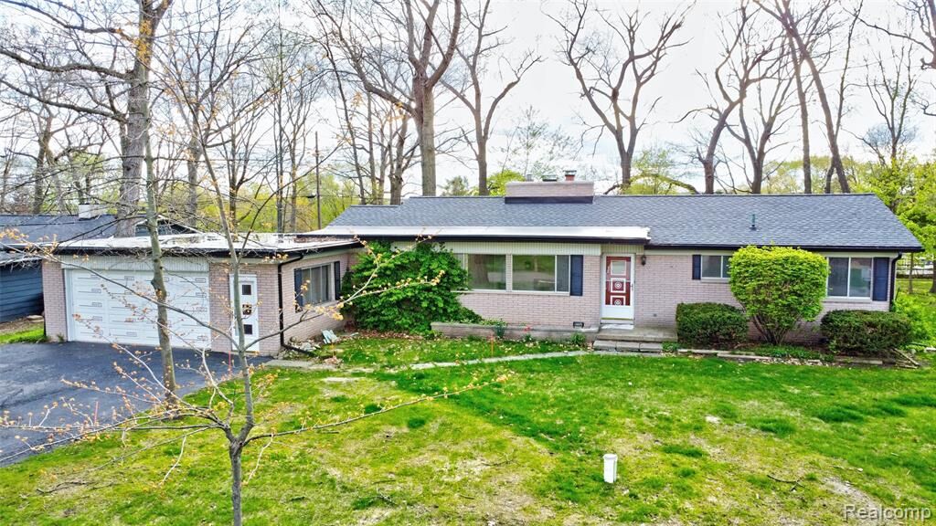 Property Photo:  6025 Princess Lane  MI 48346 2322 