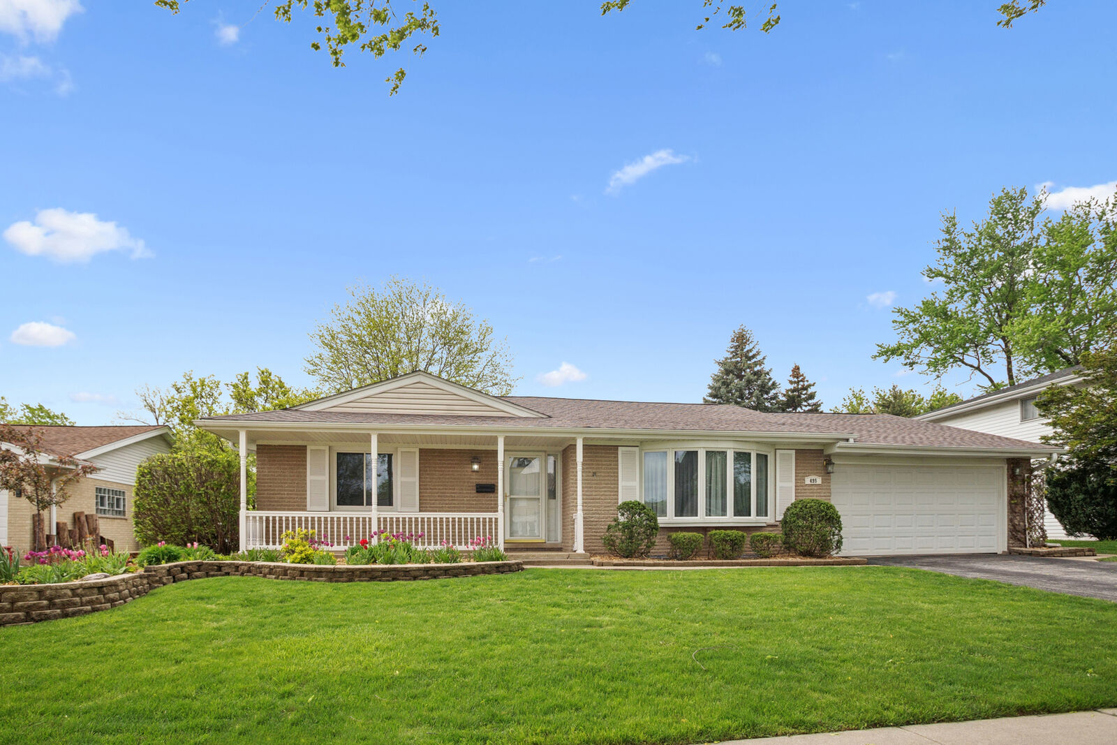Property Photo:  495 Kinkaid Court  IL 60016 
