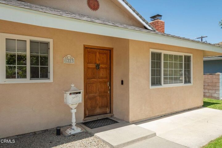 Property Photo:  1227 Maple Street  CA 93060 
