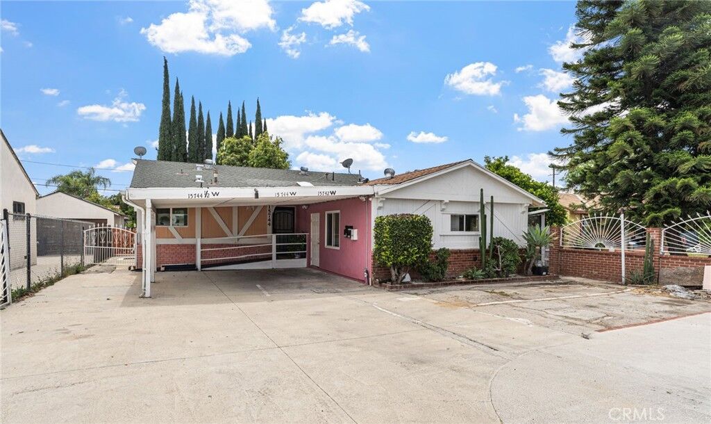 Property Photo:  15744 Saticoy Street  CA 91406 
