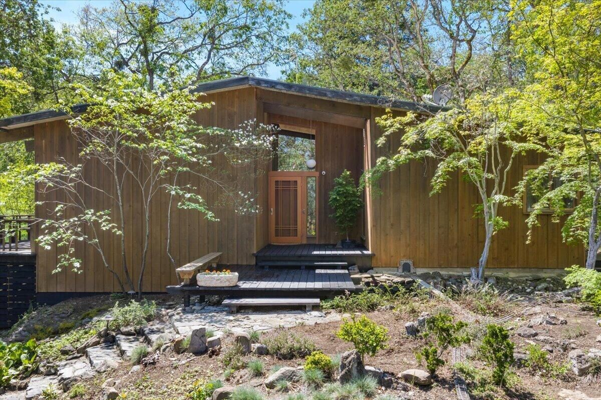 Property Photo:  2260 Jasmine Avenue  OR 97501 