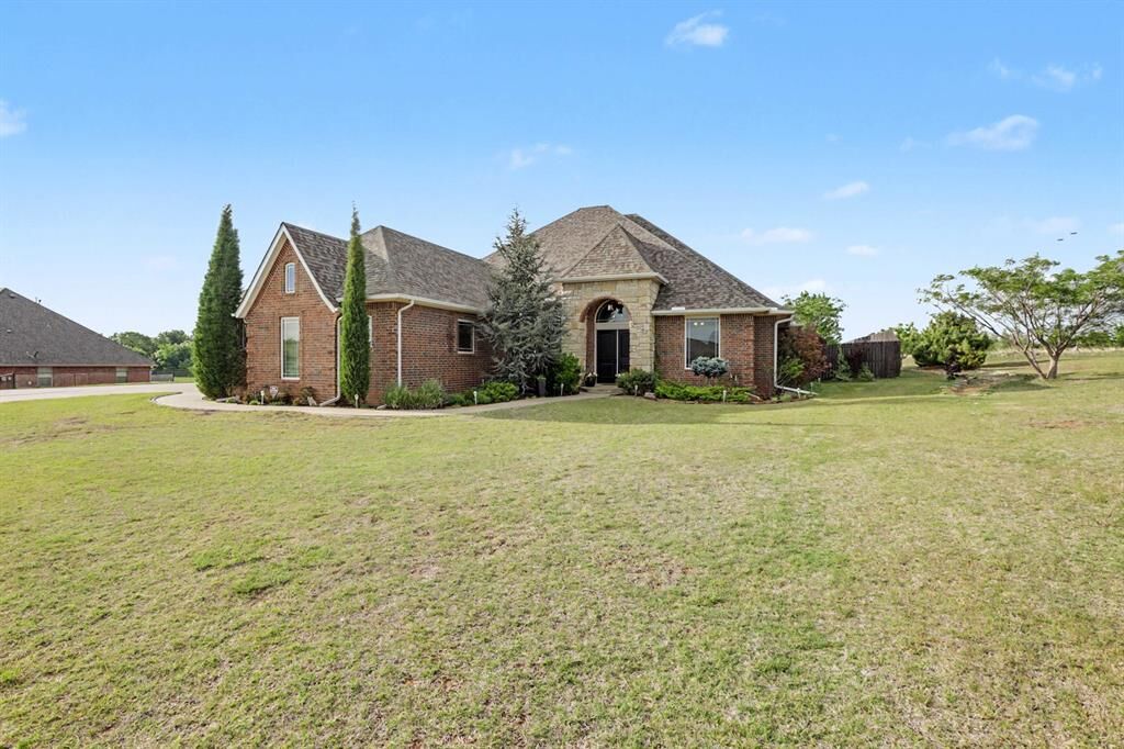 Property Photo:  301 Meadow Lark Lane  OK 73010 