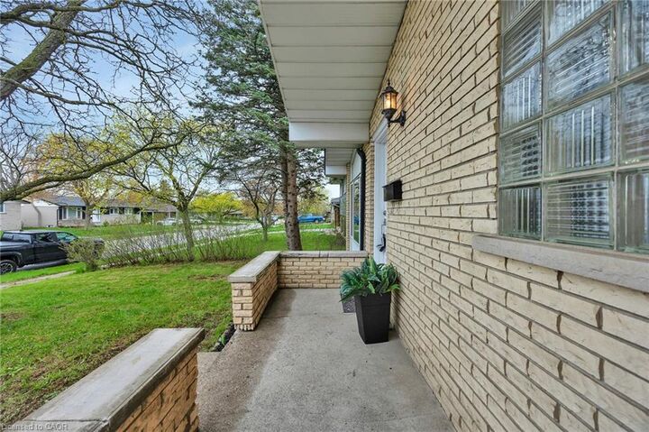 Property Photo: 246 Hillcrest Road ON N3H 1B2