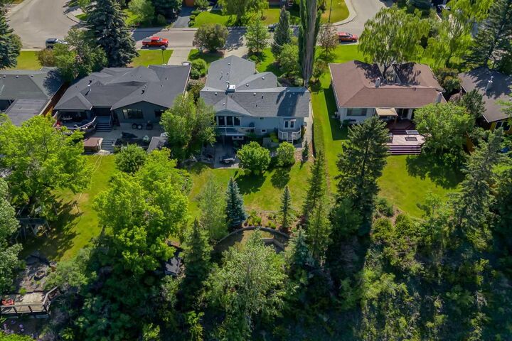 Property Photo:  333 Wildwood Drive SW  AB T3C 3E4 