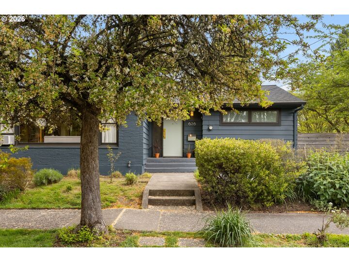 Property Photo:  626 SE 42nd Ave  OR 97215 