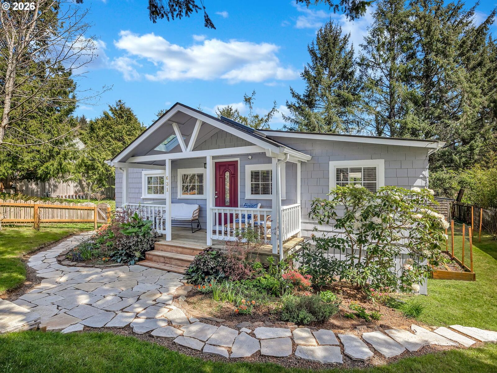 Property Photo: 631 N Larch St OR 97110