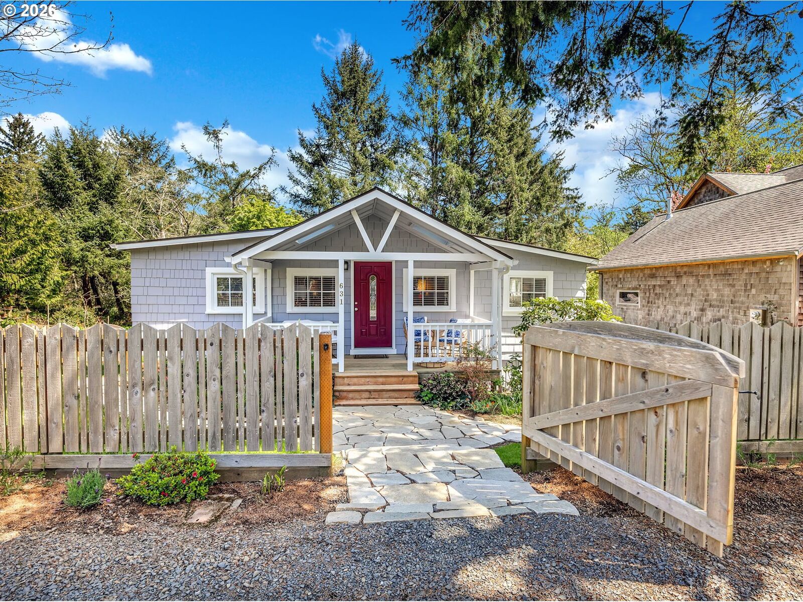 Property Photo:  631 N Larch St  OR 97110 