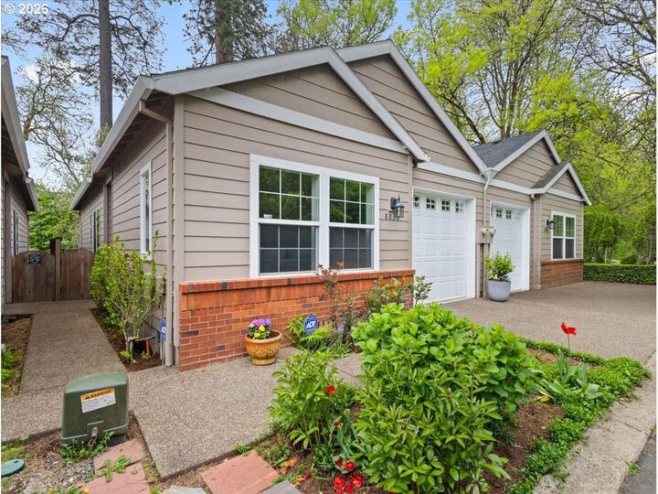 Property Photo:  8830 SW Maple Ct  OR 97223 