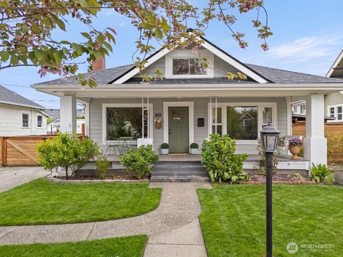 Property Photo:  809  Sumner Avenue  WA 98390 