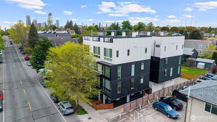 Property Photo:  2612 E Yesler Way  WA 98122 
