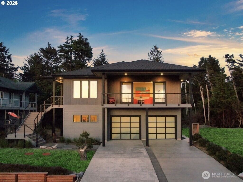 Property Photo:  31908  J Place  WA 98640 