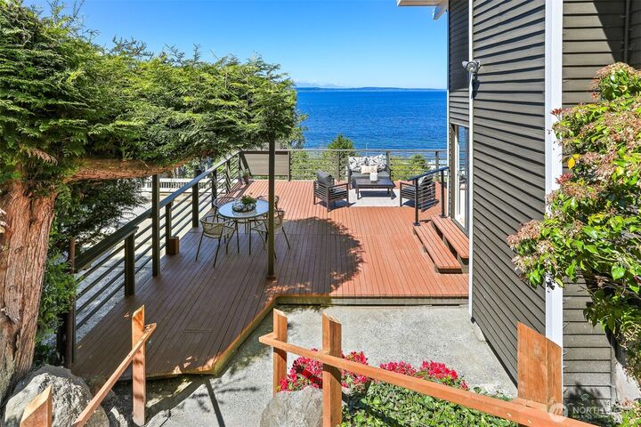 Property Photo:  2122  Halleck Avenue SW  WA 98116 
