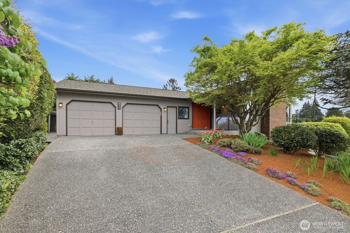 Property Photo:  911 S 294th Place  WA 98003 