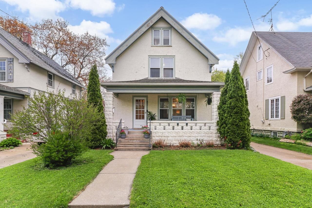 Property Photo:  831 Oakland Avenue  WI 53186 