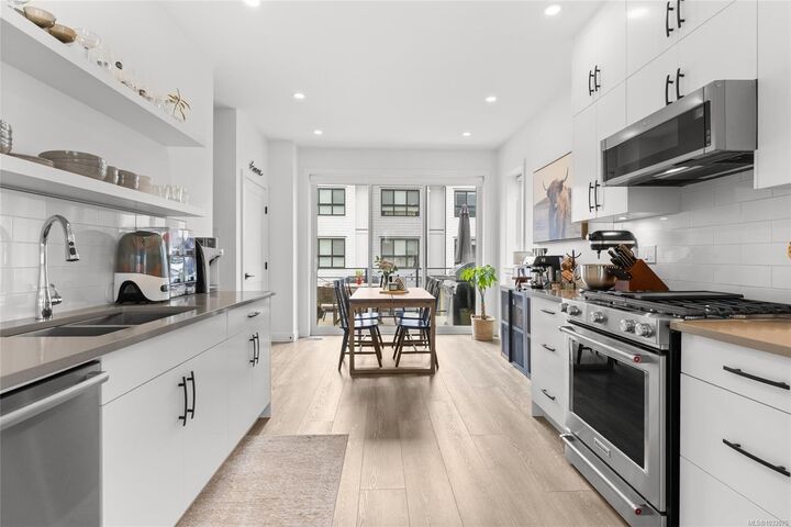 Property Photo:  1122 Pullman Close  BC V9B 6Z1 