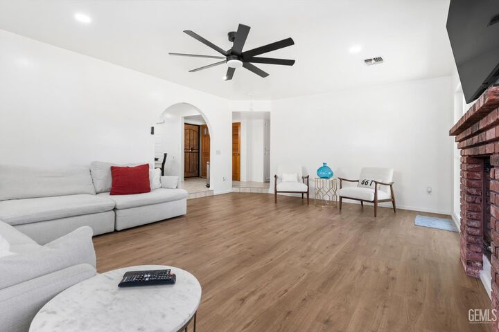 Property Photo: 4324 Sugar Cane Avenue CA 93313