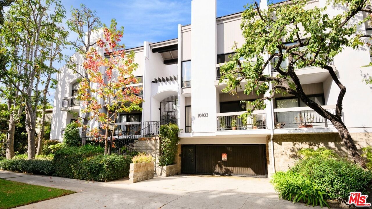 Property Photo:  10933 Wellworth Ave  CA 90024 