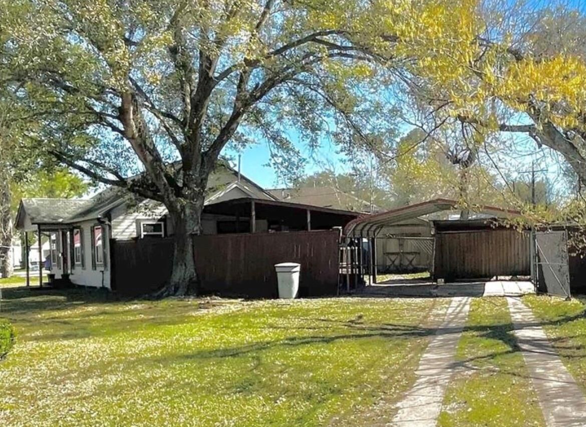 Property Photo: 5220 E Parkway Drive TX 77705