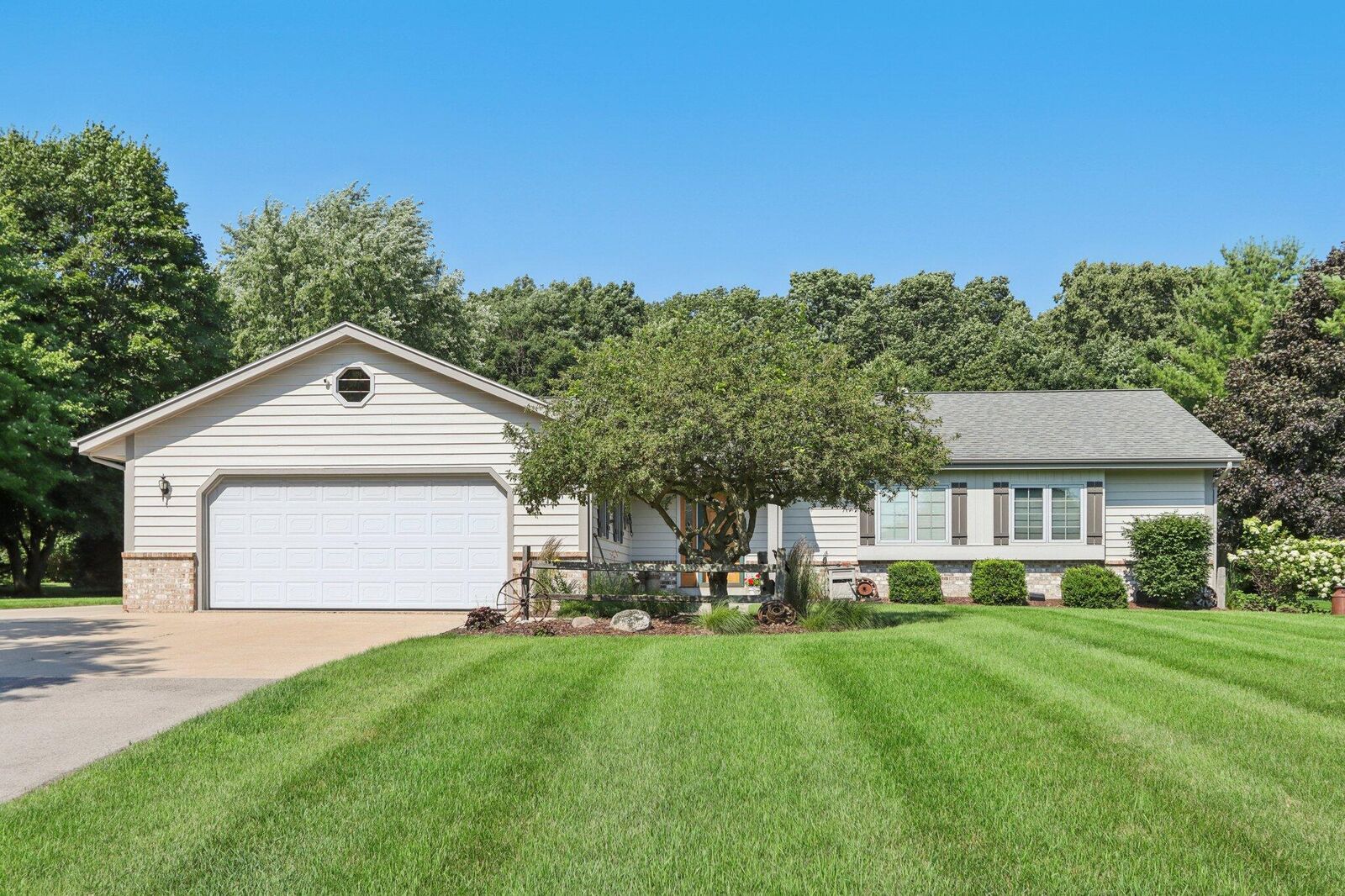 Property Photo: 985 Elmwood Way Ct WI 53033