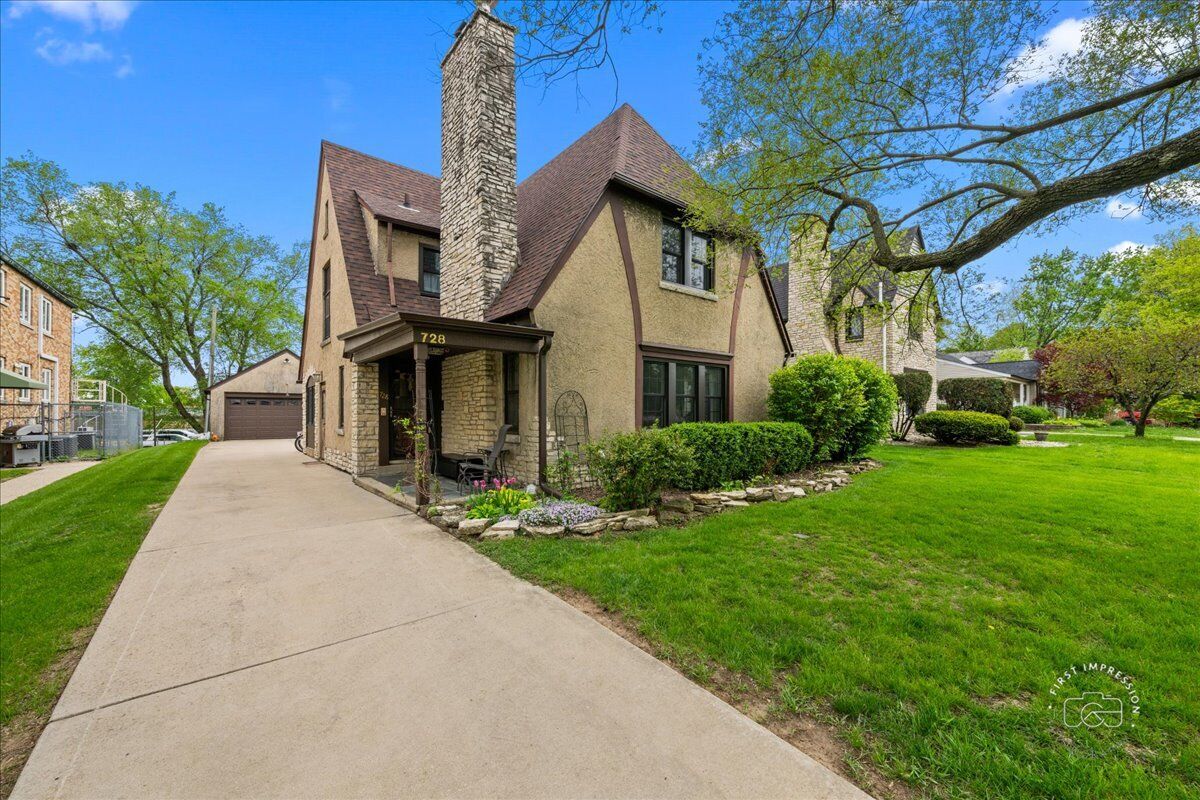 Property Photo:  728 Hardin Avenue  IL 60506 