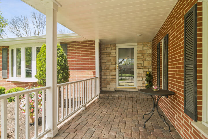 Property Photo:  1600 E Linden Lane  IL 60056 