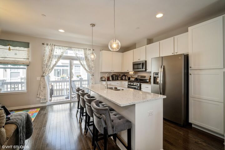 Property Photo:  850 Lexington Circle W  IL 60016 