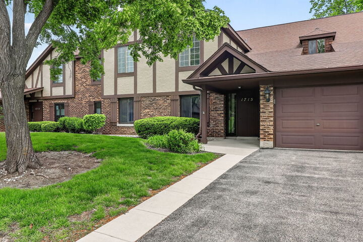 Property Photo:  1715 Lakecliffe Drive B  IL 60189 