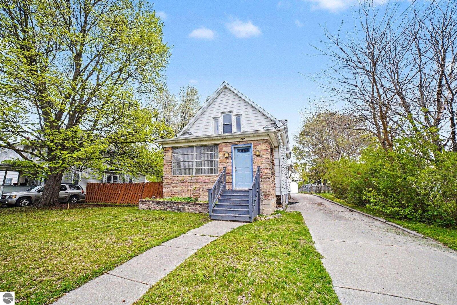 Property Photo:  133 Allen Avenue  MI 48801 