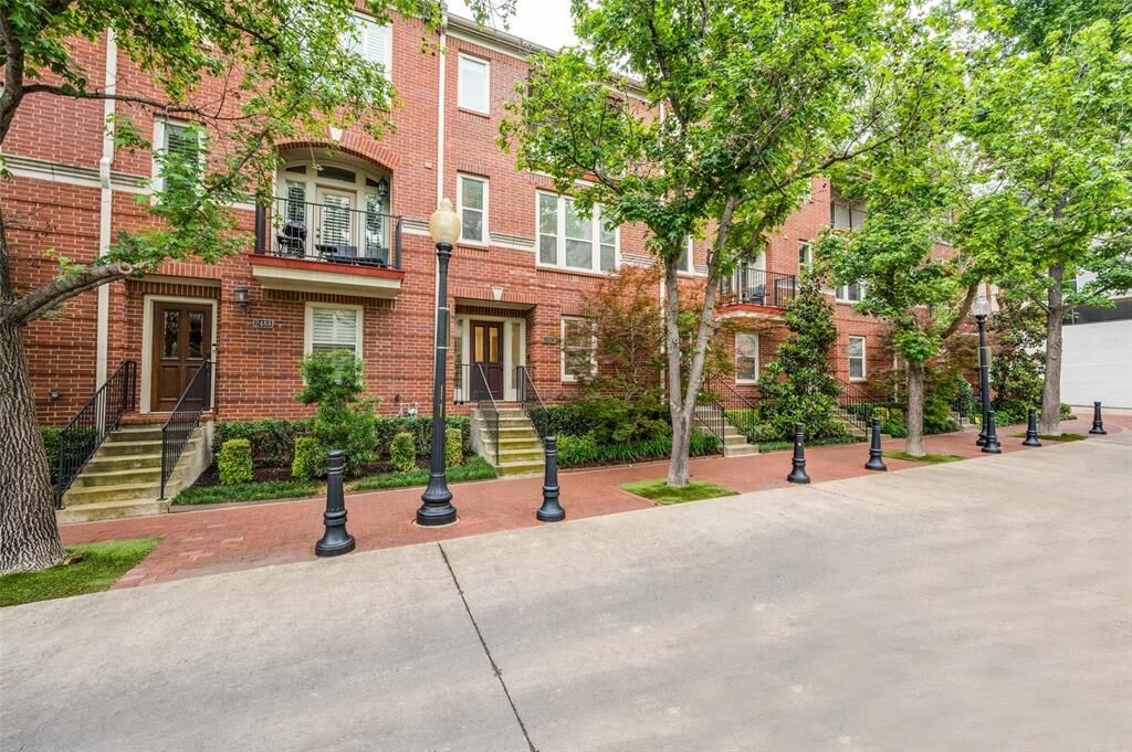 Property Photo: 2492 Worthington Street TX 75204