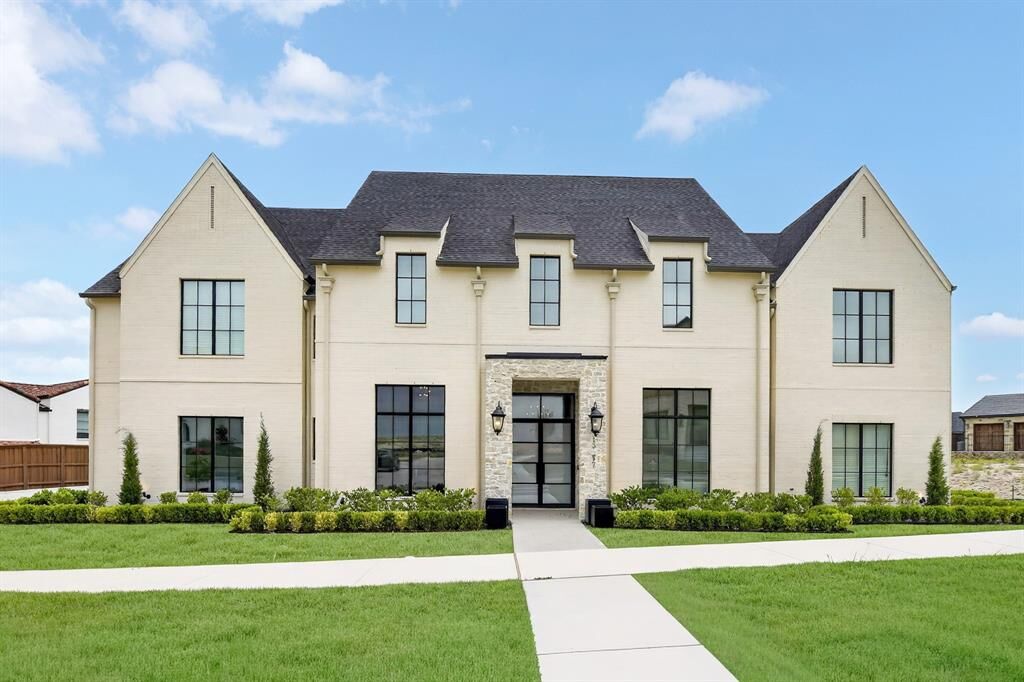 Property Photo:  13717 Nouvelle Circle  TX 76008 
