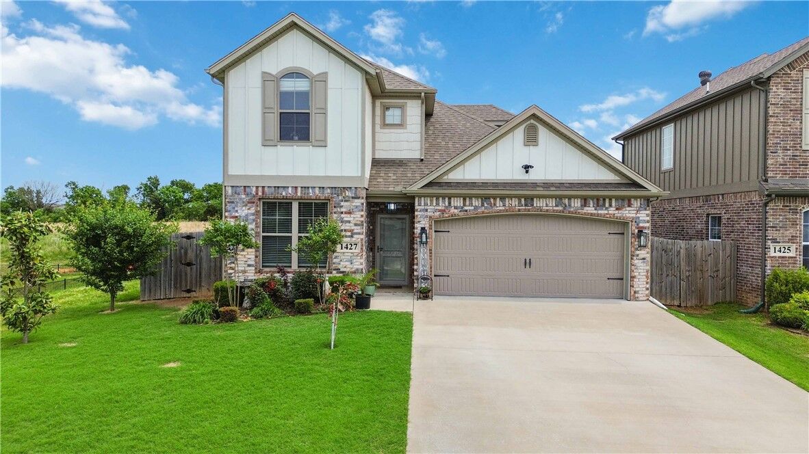 Property Photo:  1427 Fifth Avenue  AR 72745 
