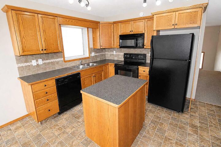 Property Photo:  60 Vickers Close  AB T4R 0E6 