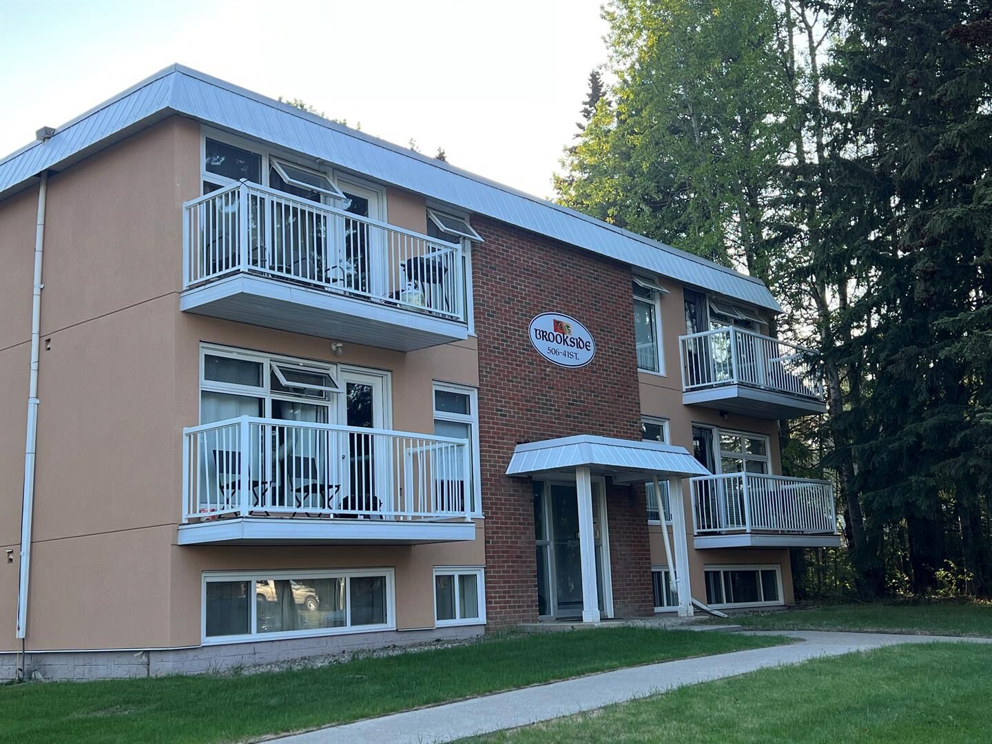 Property Photo:  506 41 Street 6  AB T7E 1A2 