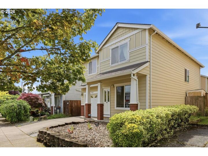 Property Photo:  7861 SE Springwater Dr  OR 97206 