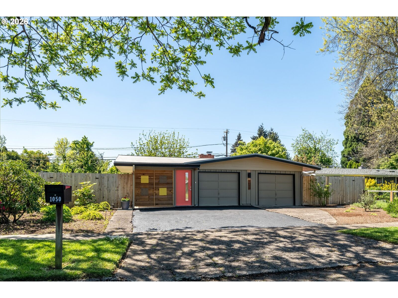 Property Photo:  1050 President St  OR 97401 
